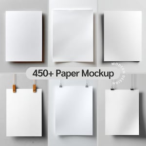 Può includere: Sei mockup di carta bianca, alcuni montati e altri appesi. Il testo "450+ Paper Mockup" è visualizzato in un banner grigio. Le carte sono attaccate con clip e morsetti di legno.