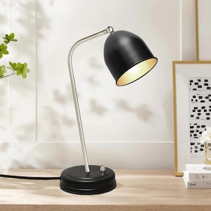 Minimalistische Tischlampe aus schwarzem Metall