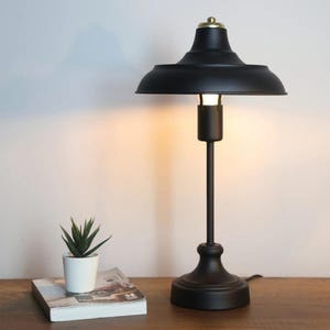 Moderne schwarze Metall Tischlampe: Industrielle Schreibtischbeleuchtung