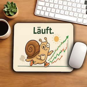 May include: A beige mousepad featuring the word "Läuft" and a cartoon snail with a coffee cup, winking, and running towards a rising stock chart. A sun graphic is in the upper right corner.