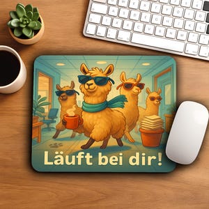 Könnte beinhalten: Rechteckiges Mauspad mit einer Cartoon-Illustration von vier Lamas mit Sonnenbrillen. Ein Lama hält eine Tasse, und der deutsche Satz "Läuft bei dir!" ist unten aufgedruckt. Eine Tastatur und eine Maus sind sichtbar.