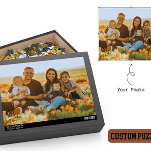 Może przedstawiać: Indywidualna układanka z fotografią przedstawiająca rodzinę pięciu os&oacute;b pozujących na tle pola kwiat&oacute;w. Układanka ma wymiary 28x35 cm i składa się z 252 element&oacute;w.