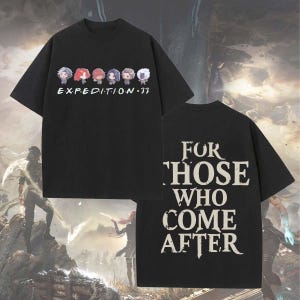Puede incluir: Camiseta negra con el texto "EXPEDITION 33" sobre ilustraciones de personajes de dibujos animados. La parte trasera de la camiseta presenta el texto "FOR THOSE WHO COME AFTER" en una fuente desgastada. La camiseta es de material suave.