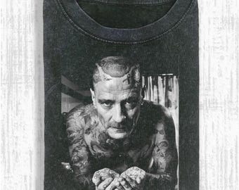 t-shirt rebelle tatoué délavé vintage, chemise de style gangster rétro, t-shirt esthétique noir grunge, haut graphique de film sombre