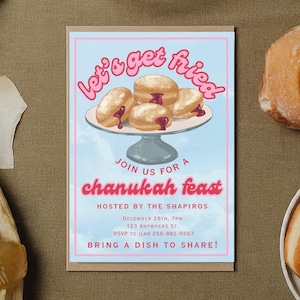 Könnte beinhalten: Eine rechteckige Einladungskarte mit hellblauem Hintergrund und rosa Rand. Auf der Karte steht "Let's get fried" und "Chanukah Feast". Sie zeigt eine Illustration von Sufganiyot auf einem Kuchenständer. Eventdetails sind ebenfalls enthalten.