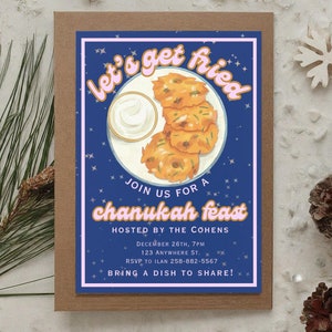 Puede incluir: Una tarjeta de invitación de Janucá con un fondo azul y el texto "let's get fried" en rosa. La tarjeta presenta una ilustración de latkes y crema agria. El texto "chanukah feast" también es visible. La tarjeta está en un sobre marrón.