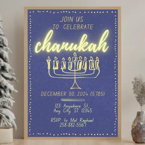 Könnte beinhalten: Gerahmte Einladung mit blauem Hintergrund und goldenem Text. Die Einladung lautet "Join Us To Celebrate Chanukah" mit dem Datum 30. Dezember 2024. Eine Menora-Illustration ist abgebildet, mit Kontaktinformationen unten.