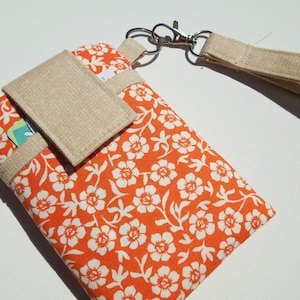 オレンジ色の花柄携帯電話リストレット：手作りの布製スマートフォンバッグ