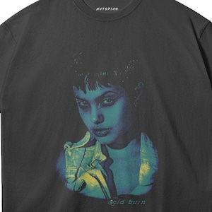 Könnte beinhalten: Schwarzes T-Shirt mit einem Grafikdruck eines Frauen Gesichts in Blau- und Grüntönen. Der Text "Acid Burn" ist unter dem Bild gedruckt.