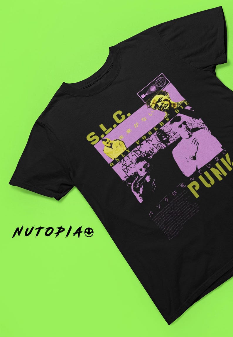 Op de afbeelding: Zwart T-shirt met een grafische print van een band genaamd "S.L.C." met de tekst "Only Posers Die" en Japanse tekst. De grafiek is in roze, geel en wit.