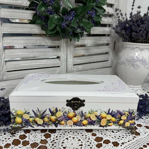 Porta tovaglioli in legno bianco con motivo a lavanda e limone, organizer da tavolo dipinto a mano, decorazione rustica per la cucina, regalo originale per lei