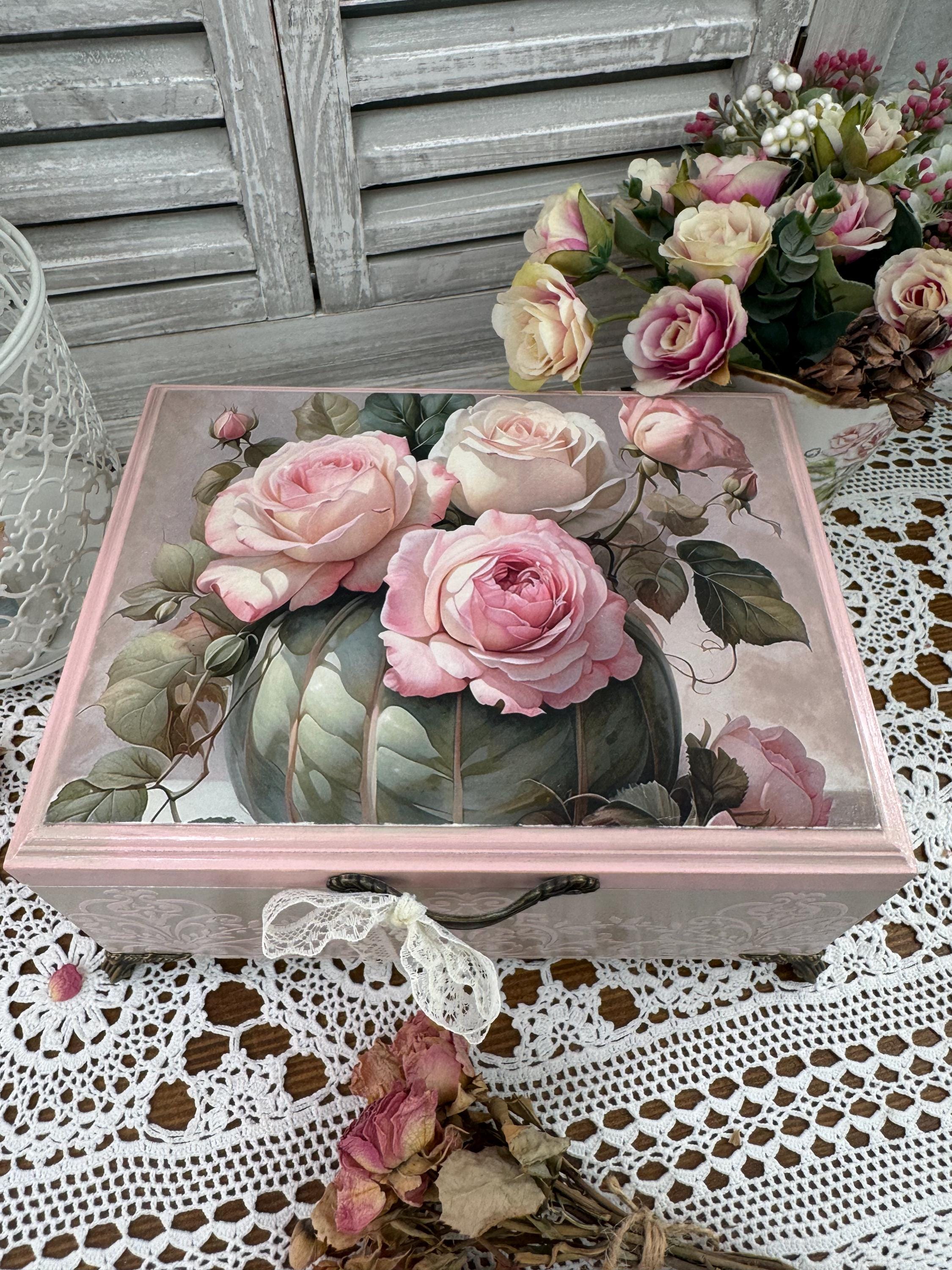 バラが描かれた手描きの装飾ジュエリーボックス。結婚式用の