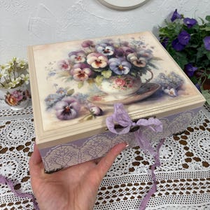 Caja de recuerdos vintage pintada a mano, para guardar joyas o cartas con motivos florales, caja de madera estilo shabby chic con textura en relieve como regalo romántico para ella.