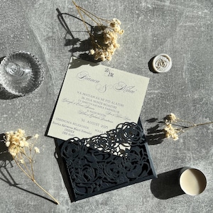 Faire-part de mariage élégant en or métallique avec enveloppe découpée en dentelle rose, lot de faire-part de mariage de luxe - Enveloppe en dentelle avec carte métallique