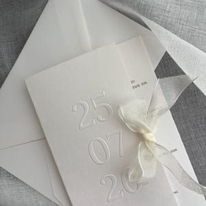 エンボス加工のウェディング招待状｜デックルエッジのカードストック、ミニマルでエレガントなデザイン