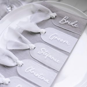 Gepersonaliseerde acryltag | Aangepaste trouwbadge | Bagagelabel | Aangepast bagagelabel | Aangepast label voor vrijgezellenfeest | Unieke plaatskaartjes | Gunsten