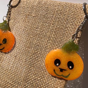 Handgemaakte glow in the dark goudoranje halloween pompoengezicht sleutelhangers. Klaar om te verpakken en te verzenden. Lichtgewicht.