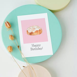 Buon compleanno biglietto di auguri con panino alla cannella biglietto di auguri con rotolo alla cannella compleanno biglietto di auguri con panino alla cannella biglietto di auguri con panino svezia tradizionale biglietto fika