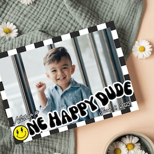 Faire-part Un mec heureux, photo rétro modifiable de garçon cool, invitation 1er anniversaire, fête visage sourire heureux, modèle de toile