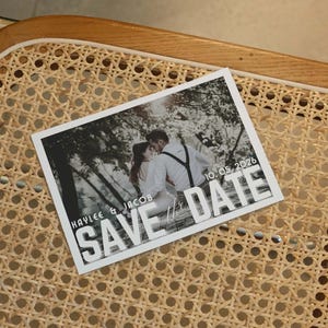 ヴィンテージポストカード風のSave the Dateテンプレート、編集可能なレトロ写真Save the Date、印刷可能なSave the Dateフォトカード、ヴィンテージグリーティング