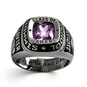 Puede incluir: Un anillo de graduación plateado con una piedra preciosa púrpura cuadrada en el centro. El anillo está inscrito con "CLASS OF 2025", "XAVIER", "SIMMONS", "SCHOOL" y "SANTIAGO". La banda dice "LOVE MOM AND DAD".