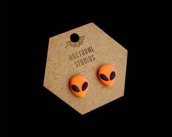 Orange leuchtende Alien Kopf Ohrstecker aus Polymer Clay