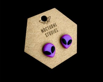 Schillernde Alien Kopf Ohrstecker aus Polymer Clay