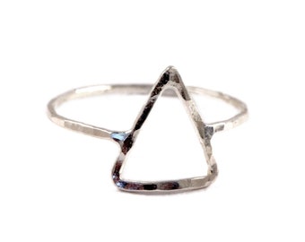 Hammered Triangle Ring, Arrow Stacking Ring, Geomtric Ring, Delicate Jewelry, Minimalist Jewelry SYMBOL RDTRI