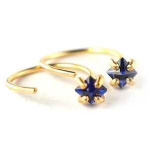 Saphir Ohr Huggers, Saphir Creolen, Rohedelstein Ohrstecker, September Birthstone Schmuck, EGPHUG
