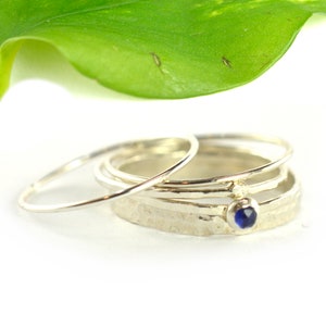 Stapelring saffier, set van 5, stapelbare ring met dunne gehamerde kraal, geboortesteen september, maat 8-8,5 OOAK-OKR040