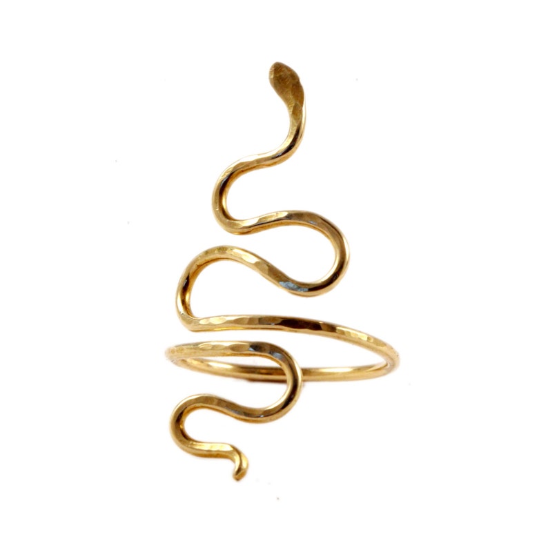 Puede incluir: Un anillo de serpiente de oro con un acabado martillado. La serpiente est&aacute; enroscada alrededor de la banda del anillo y tiene una cabeza elevada.