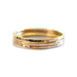 Gehamerde gouden ring, magere stapelring, een enkele ring HSR18 afbeelding 2