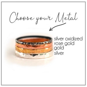 Puede incluir: Cuatro anillos apilados en diferentes metales: plata oxidada, oro rosa, oro y plata. Los anillos est&aacute;n martillados y tienen un acabado texturizado. Elige tu metal.