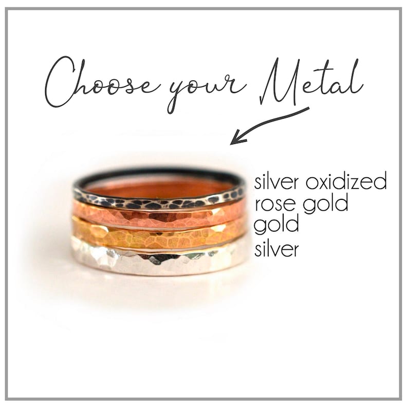 Puede incluir: Cuatro anillos apilados en diferentes metales: plata oxidada, oro rosa, oro y plata. Los anillos est&aacute;n martillados y tienen un acabado texturizado. Elige tu metal.