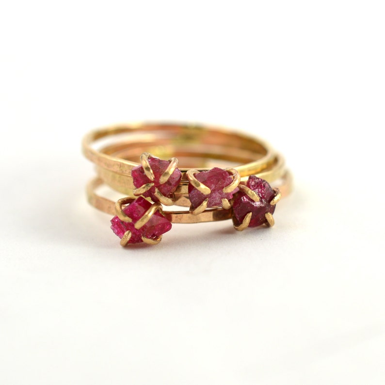 Кольца всякие. Красивые деревянные кольца. Красивые серебряные кольца. Красивые деревянные кольца. Красивое кольцо на пальце.