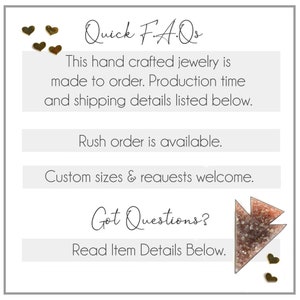 Puede incluir: Un fondo blanco con un cuadro gris que contiene el texto "Quick FAQs". El texto "This hand crafted jewelry is made to order. Production time and shipping details listed below." est&aacute; en un cuadro gris debajo del texto "Quick FAQs". El texto "Rush order is available." est&aacute; en un cuadro gris debajo del texto anterior. El texto "Custom sizes & requests welcome." est&aacute; en un cuadro gris debajo del texto anterior. El texto "Got Questions?" est&aacute; debajo del texto anterior. El texto "Read Item Details Below." est&aacute; en un cuadro gris debajo del texto anterior. Hay corazones dorados esparcidos alrededor de la imagen.