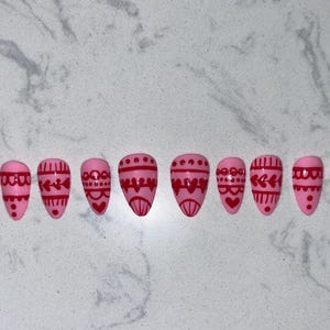 Set de uñas reutilizables con diseño de corazones rosas