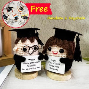 Muñeca de graduación de crochet hecha a mano, regalos de graduación personalizados, regalos de graduación perfectos, recuerdo de la clase de 2025, regalos de graduación para ella/él