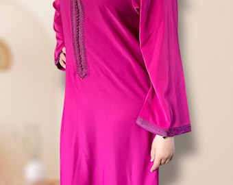 Vestido marroquí fucsia bordado a mano – Caftán hecho a mano con sfifa y laakad | Creación única hecha a mano en Marruecos – Elegancia tradicional 2025