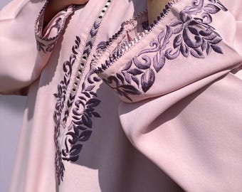 Caftán marroquí rosa pálido de crepé de seda, bordado a mano y randa artesanal. Traje de henna para bodas y festivales tradicionales. Tallas grandes.