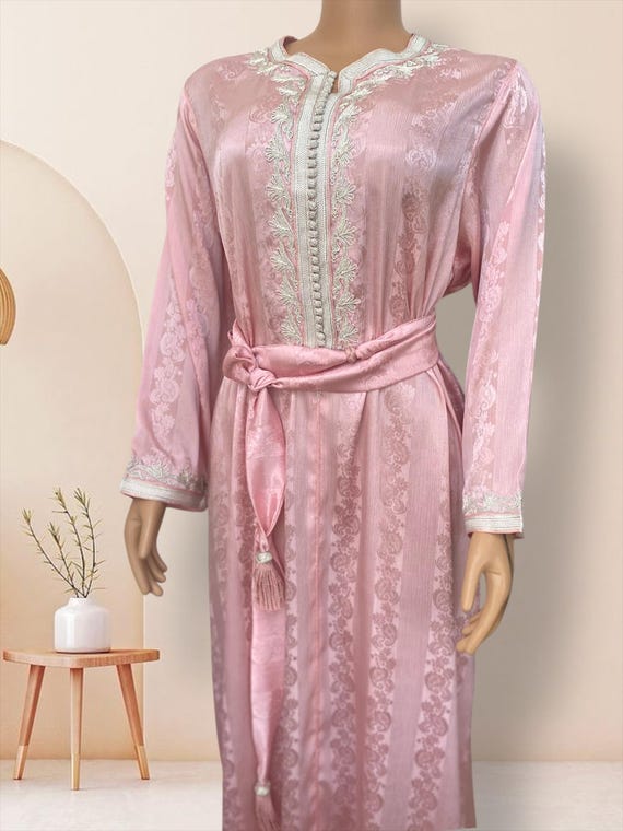 Caftan Marocain Rose en Tissu Jowhara – Broderie Argentée, Sfifa