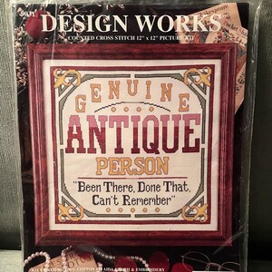 Peut inclure: Kit de point de croix compté Design Works. Il comprend un motif encadré avec les mots "GENUINE ANTIQUE PERSON" et la citation "Been There, Done That, Can't Remember". La taille finie est de 30,48 cm x 30,48 cm.