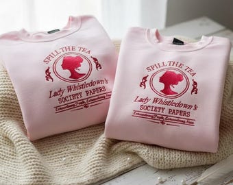 Sweat brodé Spill the Tea, chemise Lady Whistledown, sweat à capuche floral silhouette époque Regency, chemise Gossip Society Papers