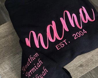Sudadera bordada personalizada con los nombres de los niños en la manga, camiseta de mamá coqueta, camiseta con los nombres de los niños para mamá, regalo personalizado para el Día de la Madre