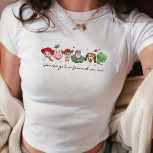 Peut inclure: Panneau en bois rustique avec l'inscription "Welcome to our home" dans un style manuscrit. De forme rectangulaire, il pr&eacute;sente une finition vieillie et un design simple et accueillant. Convient pour l'int&eacute;rieur ou l'ext&eacute;rieur.