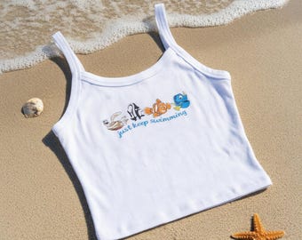 Camiseta sin mangas bordada de Buscando a Nemo "Sigue nadando", camiseta sin mangas acanalada de Buscando a Dory, vacaciones familiares de Nemo, top corto de verano, camiseta para viaje a Disney World