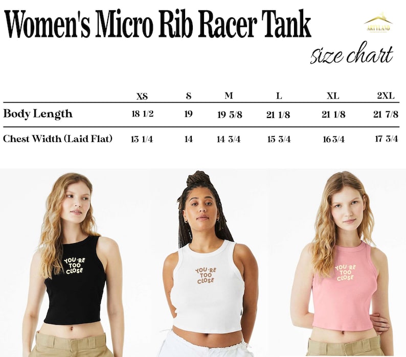 Peut inclure: Image de trois d&eacute;bardeurs micro c&ocirc;tel&eacute;s de couleur noire, blanche et rose. Chaque d&eacute;bardeur porte l'inscription "YOU'RE TOO CLOSE" sur le devant. Un tableau des tailles est affich&eacute; au-dessus des d&eacute;bardeurs, d&eacute;taillant les mesures de la longueur du corps et de la largeur de la poitrine en centim&egrave;tres.