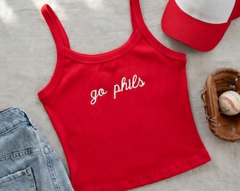 Canotta ricamata Go Phils, canotta con spalline sottili e ricamo Philly Baseball, top estivo carino, outfit per il giorno della partita, regalo per i tifosi di baseball