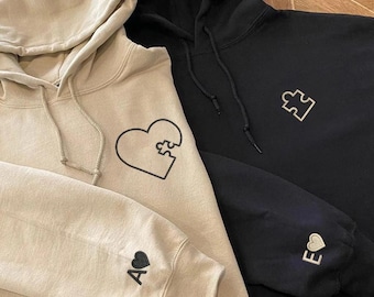 Individuell gesticktes Herz und Puzzleteil-Shirt, Paar-Hoodie, benutzerdefinierte Initialen, personalisiertes Jubiläumsgeschenk, Valentinstagsgeschenk