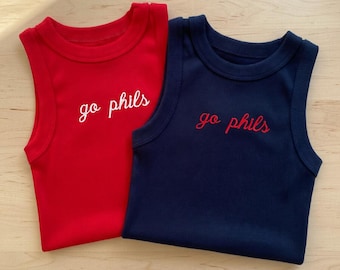 Regata canelada bordada "Go Phils", regata bordada de beisebol da Filadélfia, top cropped fofo para o verão, roupa para dia de jogo, presente para fã de beisebol